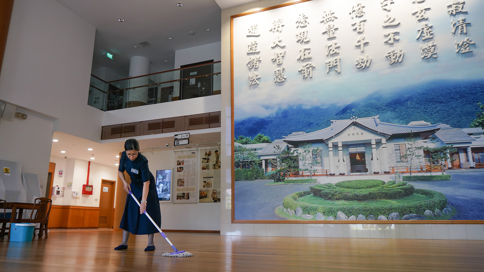 Besides taking full precautionary measures to prevent the virus from spreading, the volunteers also keep Jing Si Hall clean at all times.