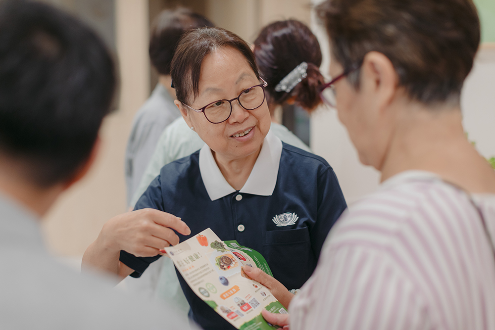 慈济志工把握因缘，向来访民众宣导善食坊的理念及来临活动。