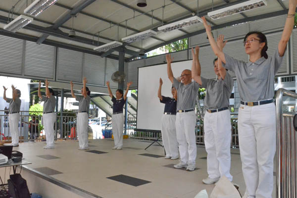 Volunteers presenting the sign language song “A Clean Earth” urging everyone to recycle in their daily lives so as to leave behind a clean environment for the next generation. Photo by Guo Hui QIng