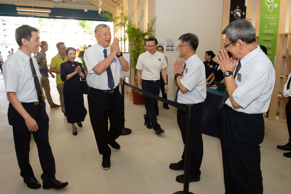 Volunteers of Tzu Chi Singapore warmly greet one another at the entrance of the Youth Centre (Photo by Alvin Tan)