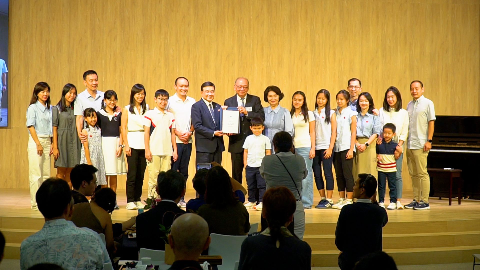 不同的背景   同样助人的心